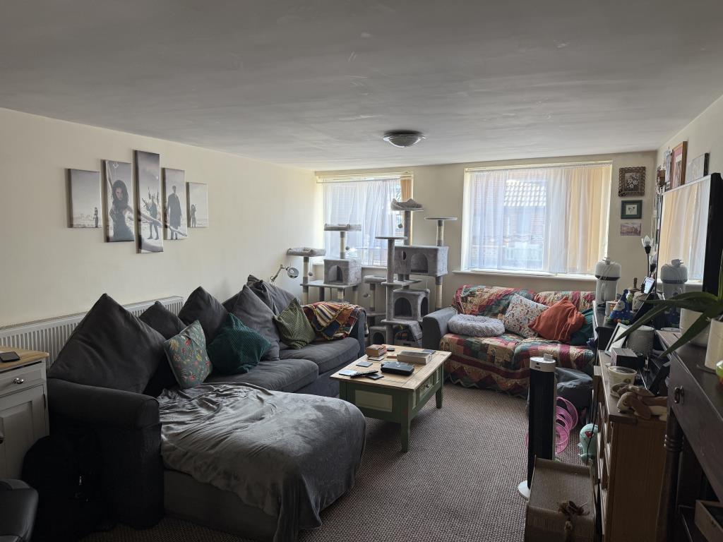 Lot: 159 - SUBSTANTIAL FREEHOLD INVESTMENT - Flat D living room with furniture